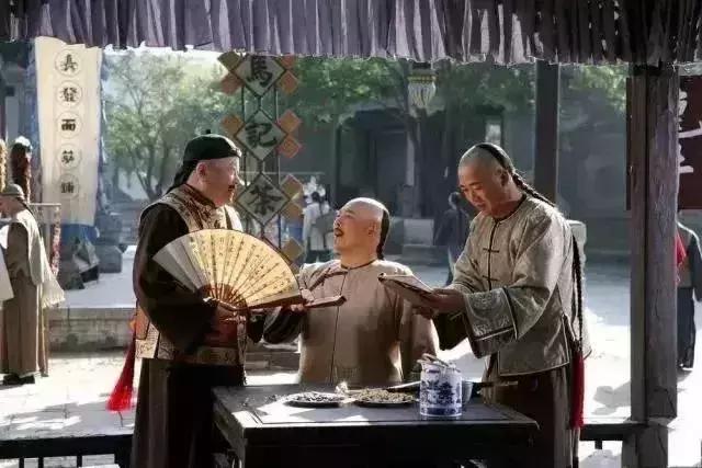 为啥别人倒茶要敲茶杯一下,为什么别人倒酒倒茶要敲两下