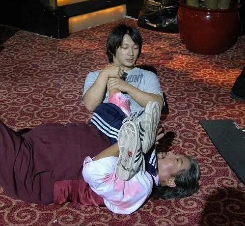 托尼贾被大力士打,托尼贾被怪人打