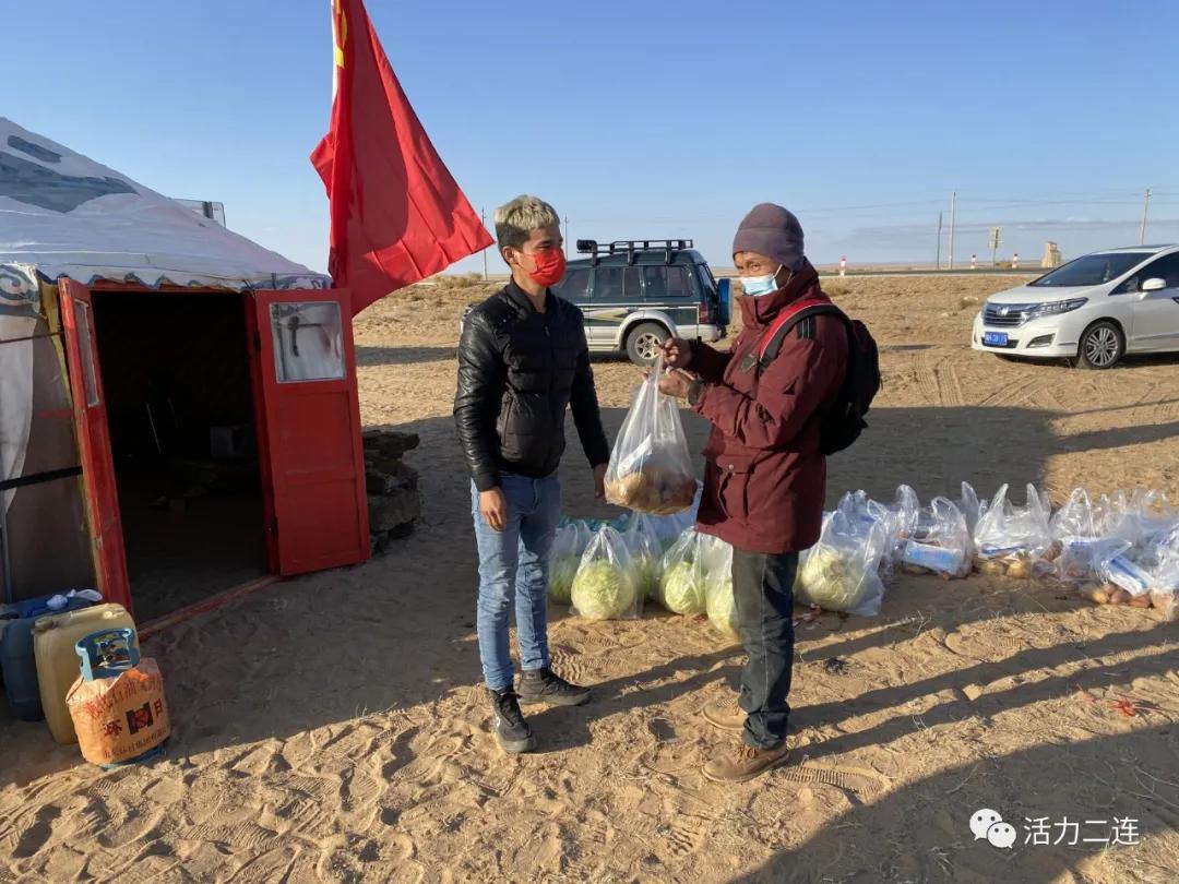「众志成城抗击疫情」草原上建起便民点“两委”成员当“代购”