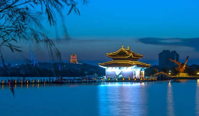 江西一座“励志”县城，退出贫困县，被高铁幸运“砸中”，在上饶