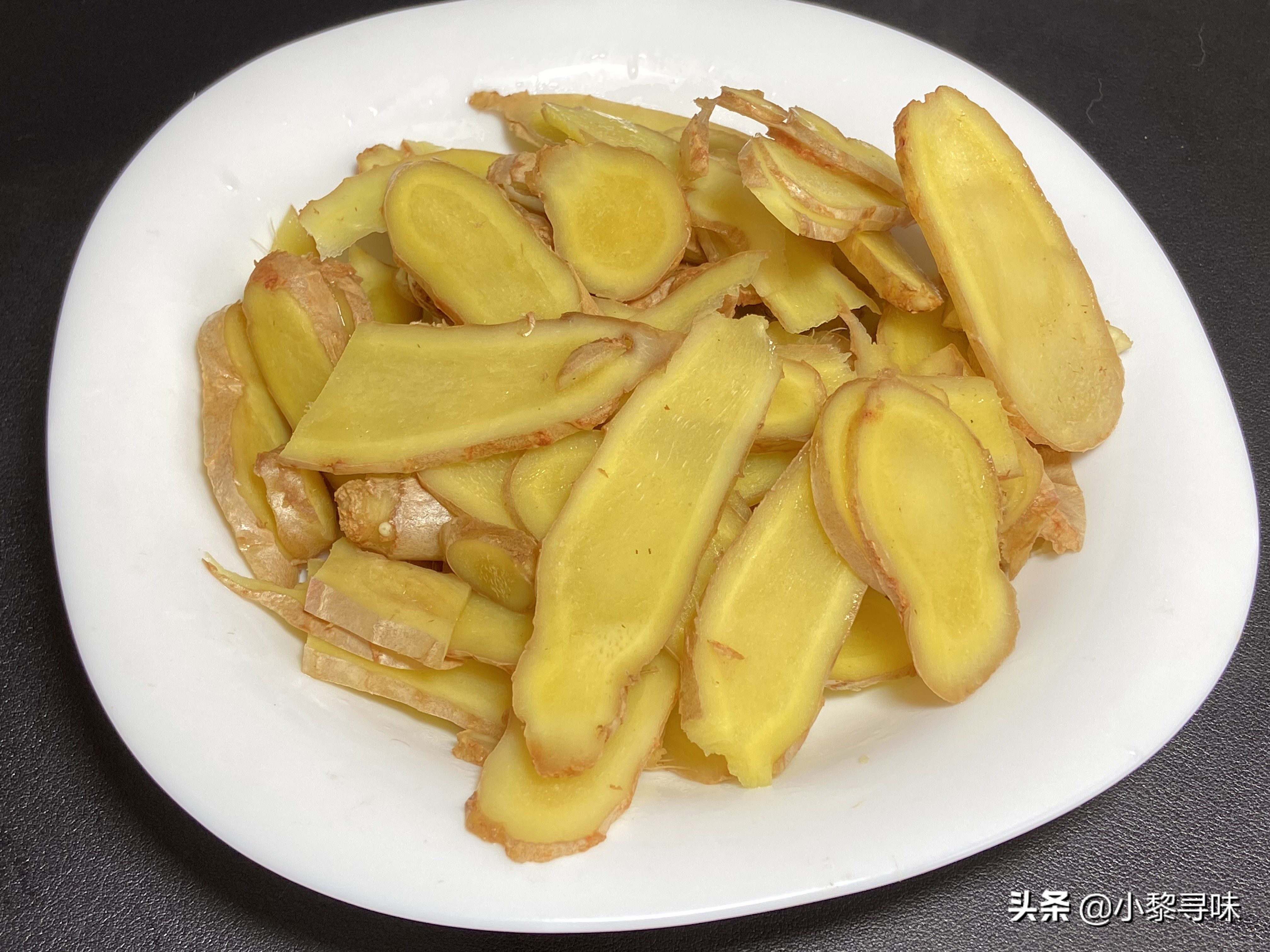 最近搬重物没力气,经常腰酸背痛,89岁外婆用几片生姜就搞定