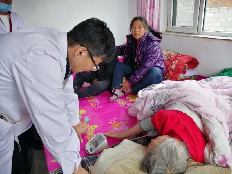 丹东情系学子暖人心扶贫义诊助攻坚