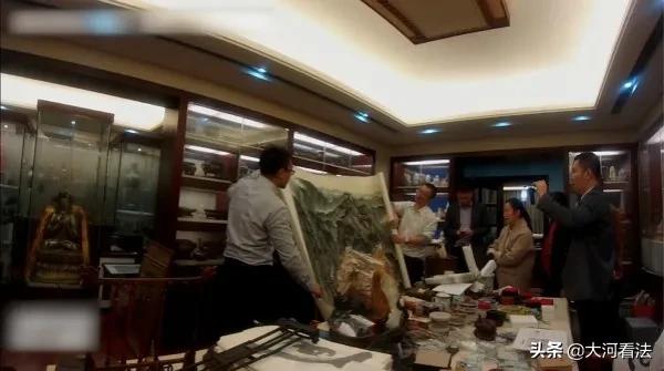 浠ヨ椽鑵愭渚嬭绀鸿韩杈逛汉,浠ユ涓洪壌璀︾ず鍏氬憳骞查儴