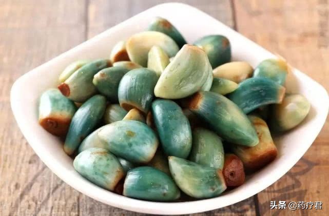 泡腊八蒜的正确方法,泡腊八蒜如此简单好看好吃又养生