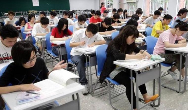 大学补考没过真的拿不到毕业证吗,大学挂科补考没过需要重修吗