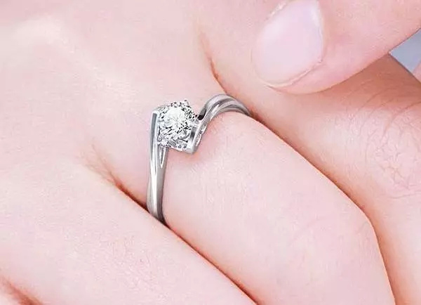 怎么选择适合自己的钻戒款式,怎样选择一个好的钻戒