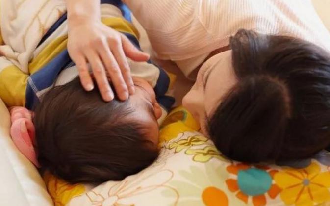 孩子胆小不肯分房睡,孩子胆小不愿意和小朋友玩怎么办