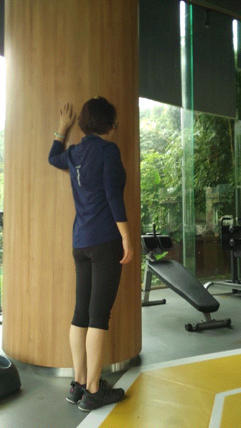 健身房练肩不耸肩的技巧,健身时耸肩挺肚子怎么办