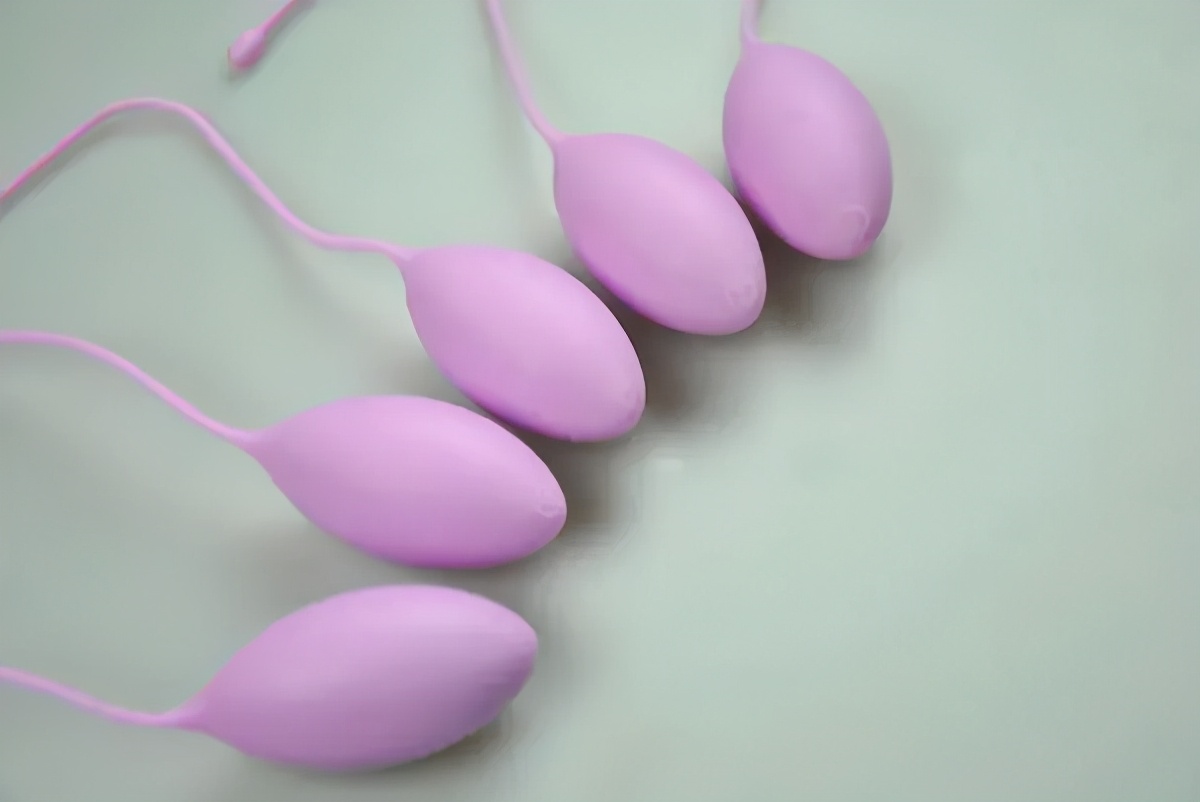 女子夜晚偷偷往*体下**塞东西，老公发现后惊掉了下巴