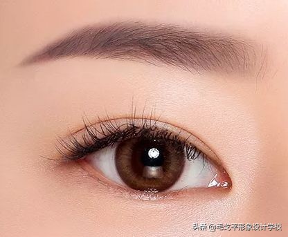 眼线一画上就晕染,眼线一画就成梯形