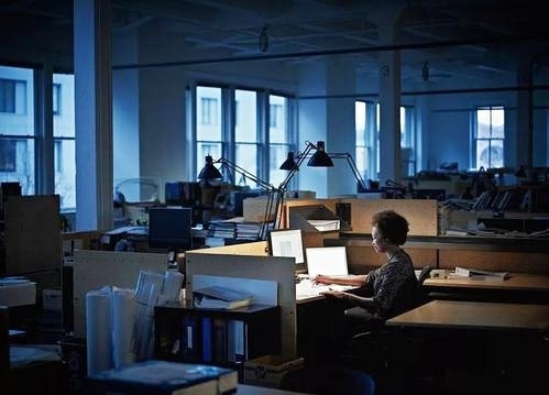 劳动法规定工作日工资怎么算,劳动法规定超过几天工资算一个月