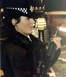 英国警察的武装化历程,英国武装警察战术队形