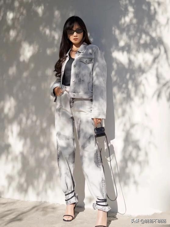 人人都有的牛仔裤怎么穿才时髦,每个人必备的牛仔裤