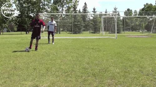 足球背身接球转身过人视频,背身接球和侧身接球的练习方法