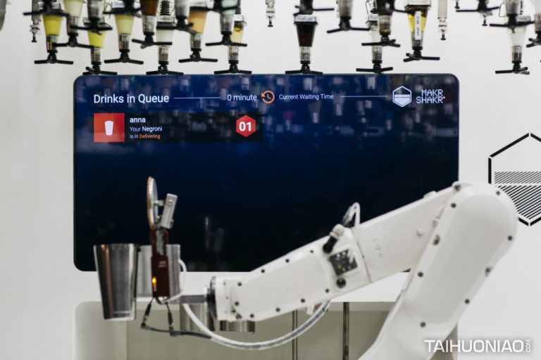 花式调酒师这个行业发展趋势,调酒师会被人工智能所取代吗
