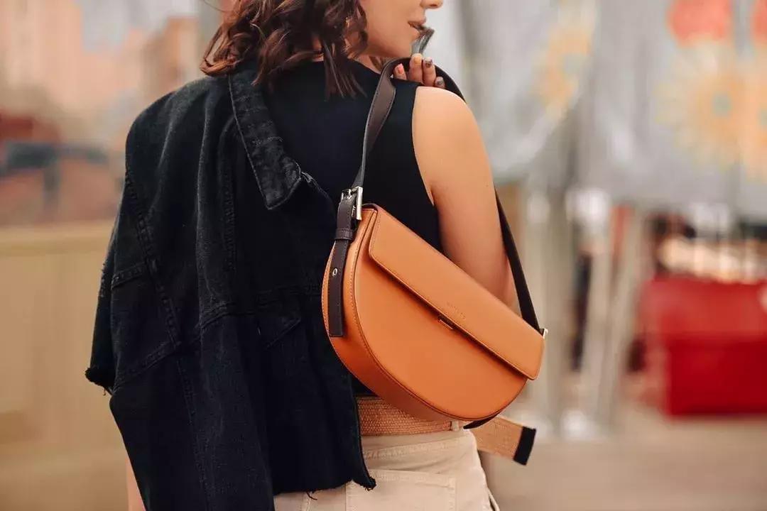 女明星背什么小众包,女明星背超便宜的包