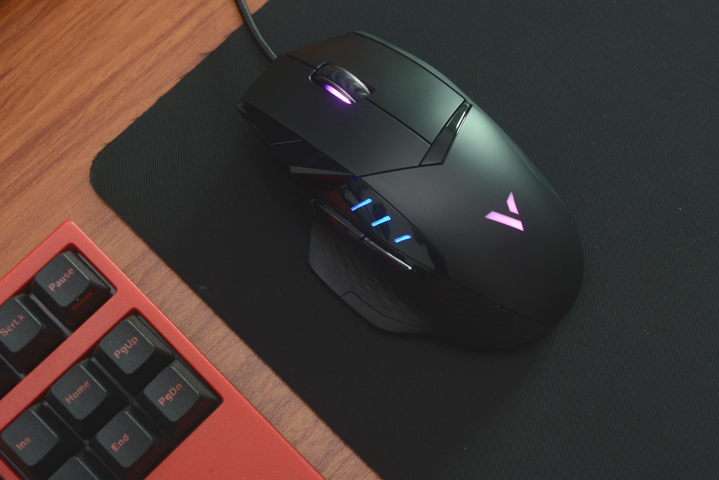 雷柏vt30幻彩rgb游戏鼠标 (雷柏vt300srgb鼠标)