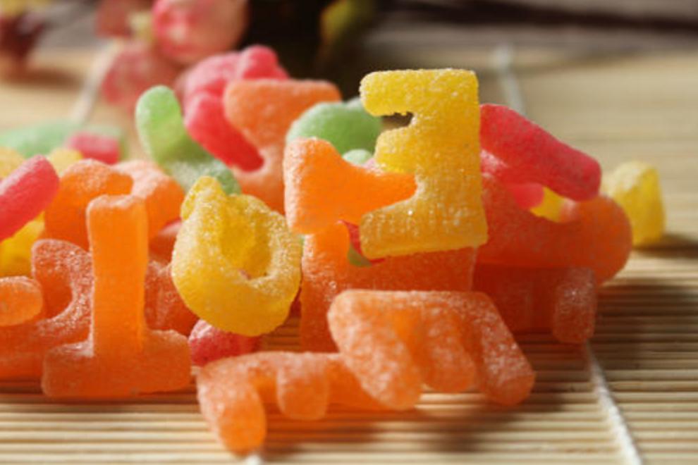 4岁女孩下巴成了“马蜂窝”，5毛一包的垃圾食品，你还给娃买吗？