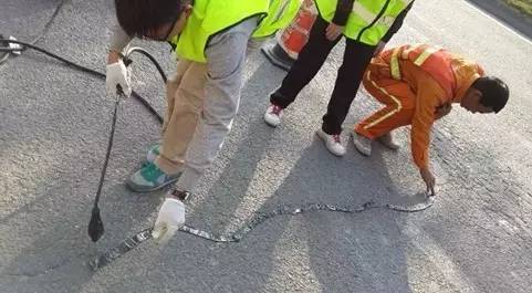 沥青道路裂缝修补每平米造价,公路沥青路面裂缝修补施工多少钱