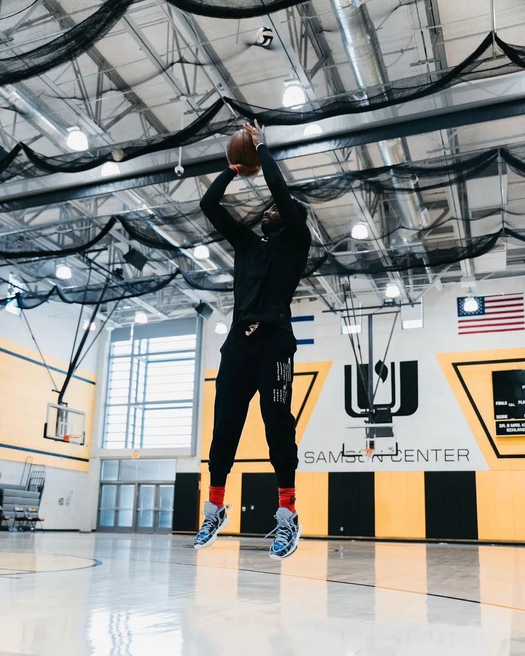 欧文多次嘲讽詹姆斯,欧文最新比赛上脚球鞋