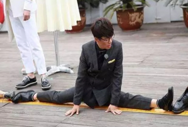 男星挑战“一字马”，宝强轻松，杨洋霸气，看到王一博：捂住眼睛