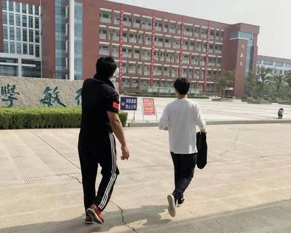 粗心考生走错考点、遗忘准考证!关键时刻,护考民警“飞车”护送