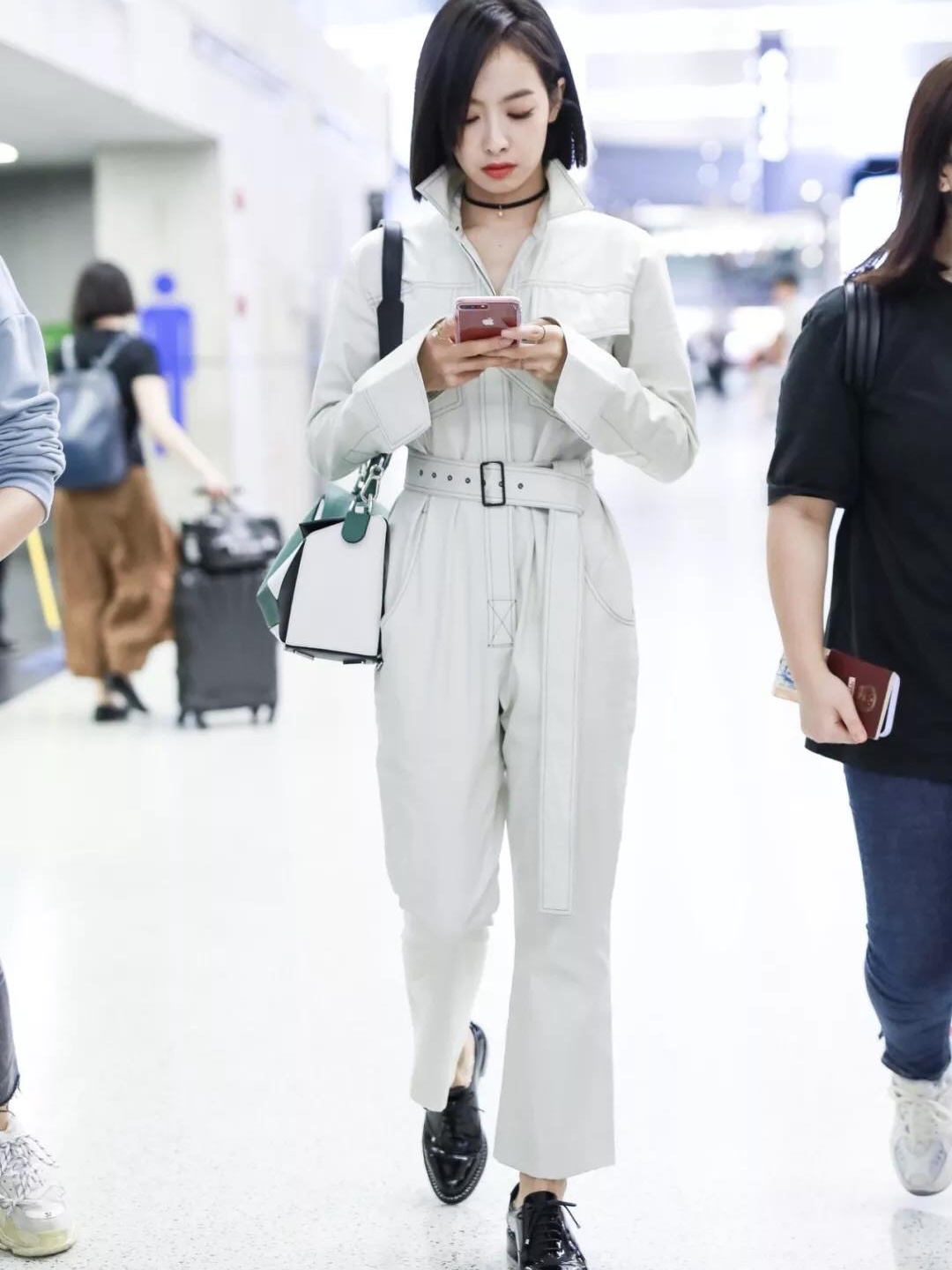 蕾哈娜穿大黄靴,雷哈娜粉色羽毛