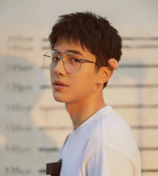 最近很流行的眼镜,最近特别流行的眼镜