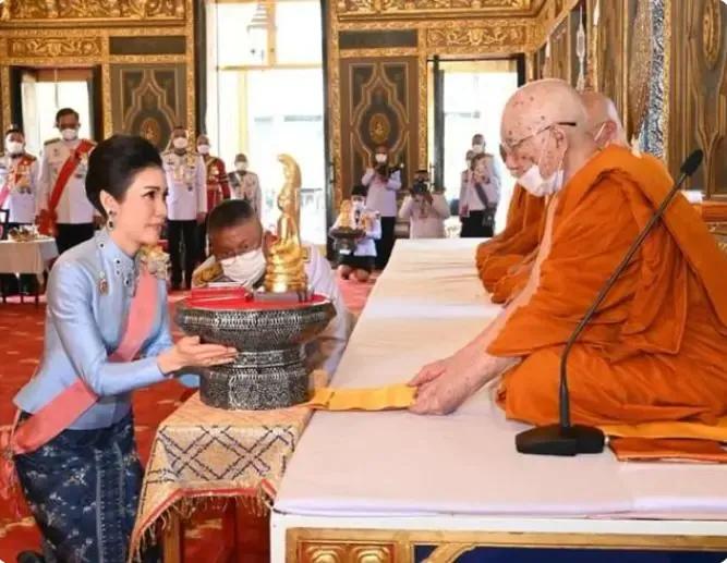 最新公务活动，诗妃坐次改变暗示地位改变，跪地卑微惹人怜