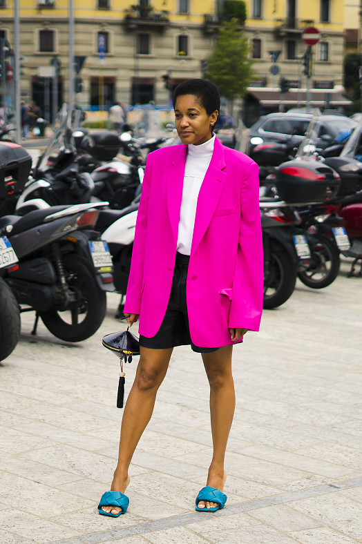 玫红色怎么穿搭不土气,玫红色如何穿好看图片