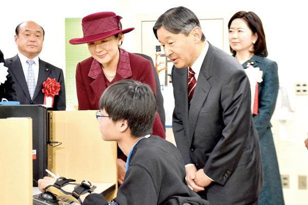 雅子皇后暗红色套装优雅亮相,宽檐礼帽贵气,与德仁情侣装有点甜