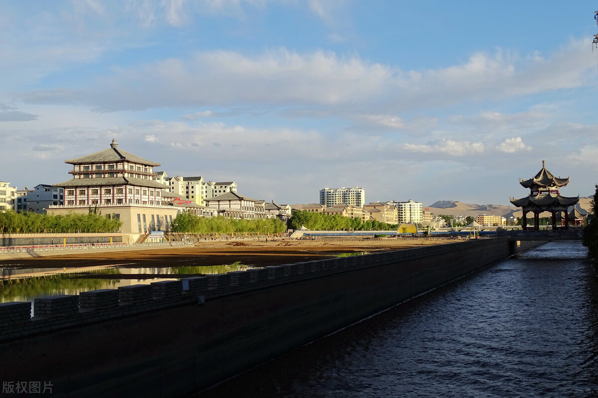 月牙泉为何千年不枯,沙漠中的月牙泉为何千年不干涸