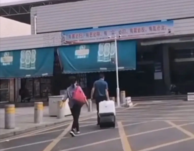 许妈离开驻马店倒计时，田静收到公婆特别礼物，奇奇悦悦依依不舍