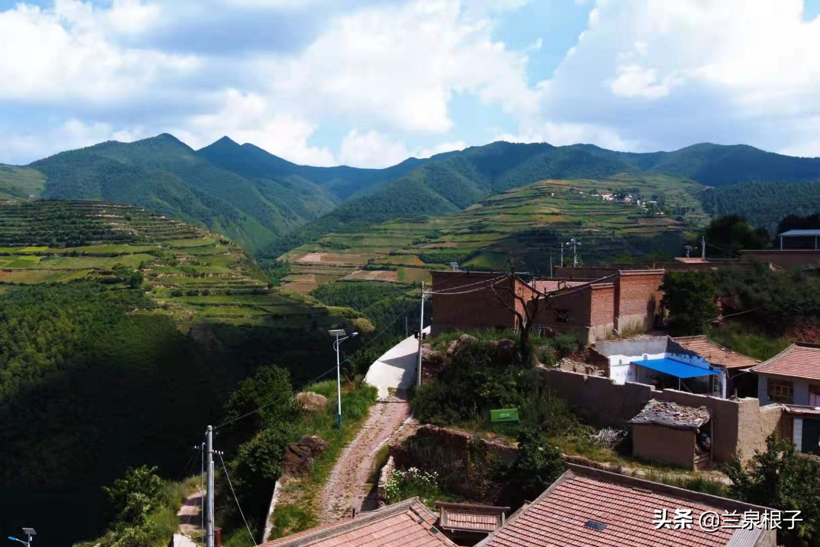 兰州南部大山深处山脊线上的美丽原野乡村沟对巴