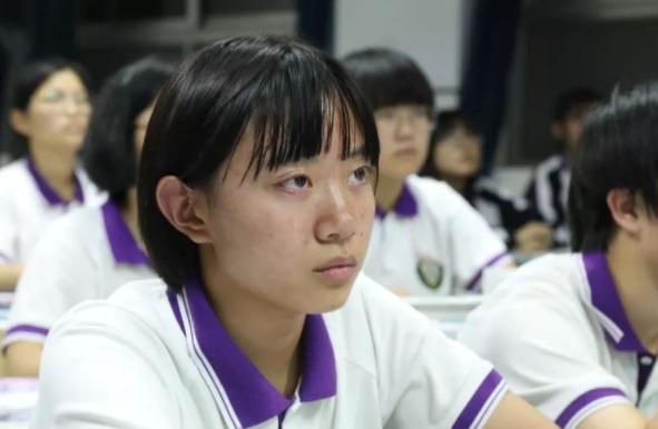 近5亿人看北大附中上学的一天，和衡中形成很大反差，是真是假