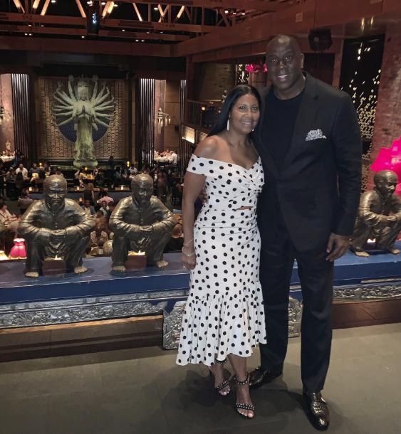 詹姆斯和萨瓦娜在科比面前秀恩爱,詹姆斯加冕历史得分王萨瓦娜镜头