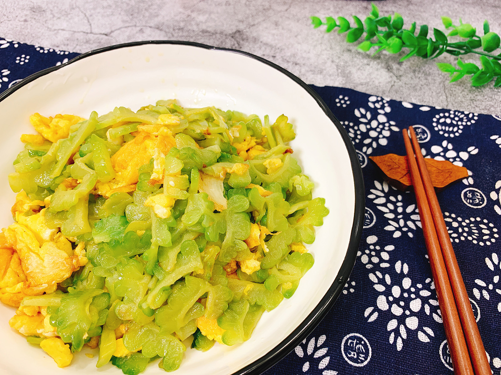 苦瓜炒之前一定要焯水吗,炒苦瓜要不要去籽