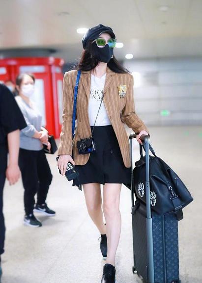 范冰冰生图精修差别大!穿西装裙暴露真实腰围,易胖体质可太难了