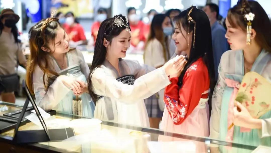 个人大量购买黄金,一出手就买上百万的珠宝