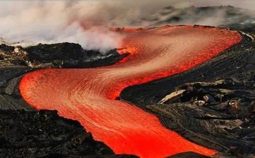 掉进岩浆池怎么自救,不小心掉进火山怎么办