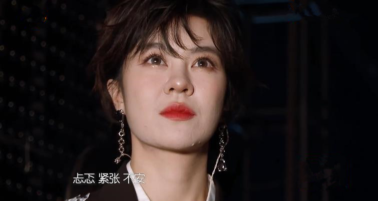 暖心郁可唯唱歌,郁可唯羽绒服蓝色