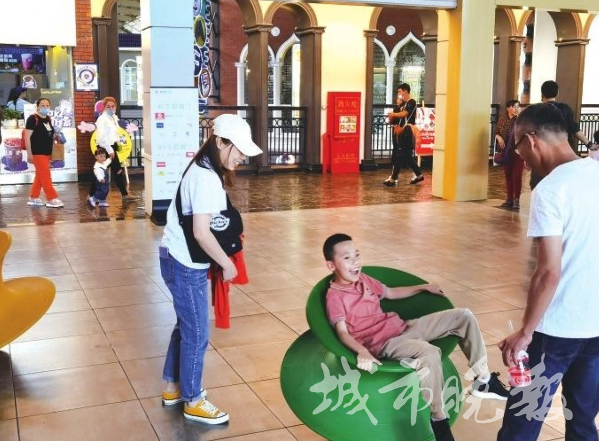 这个“六一”孩子们玩嗨了!记者采访部分60后、70后、80后,回忆童年感受时代变迁