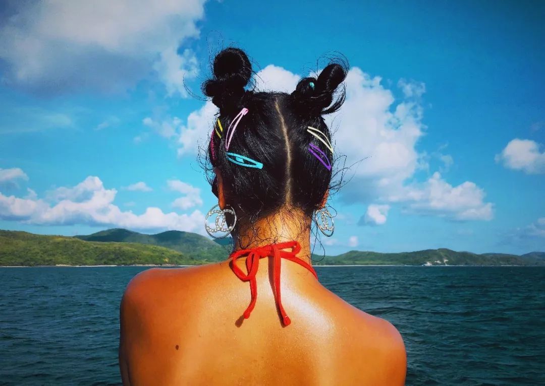 全世界都在美黑，你还在偷偷美白？吉克隽逸王菊教你如何“黑化”