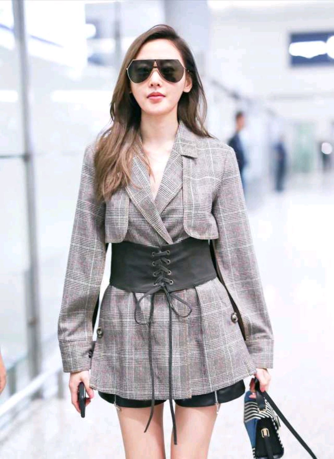 张天爱机场戴口罩穿热裤,张天爱一身松弛感穿搭慵懒时髦