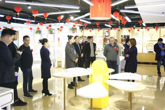 鐪奸暅琛屼笟鐨勬柊妯″紡,寮哄己鑱旀墜鏃犳噲鍙嚮