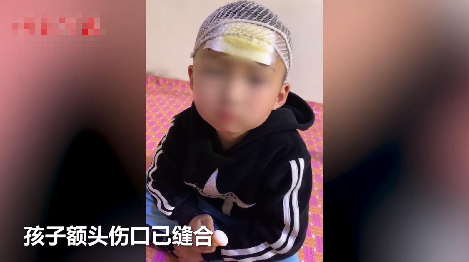 幼童误入羊圈，遭发疯大角公羊5次猛撞掀翻！幼童满头是血令人揪心