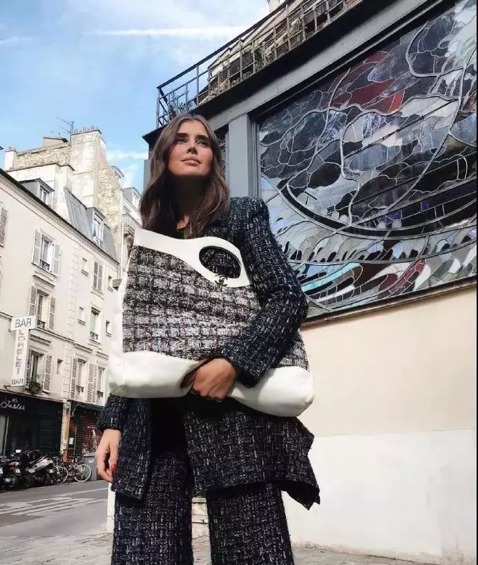 刘雯巴黎时装周2023香奈儿包包,刘雯同款包包香奈儿多少钱