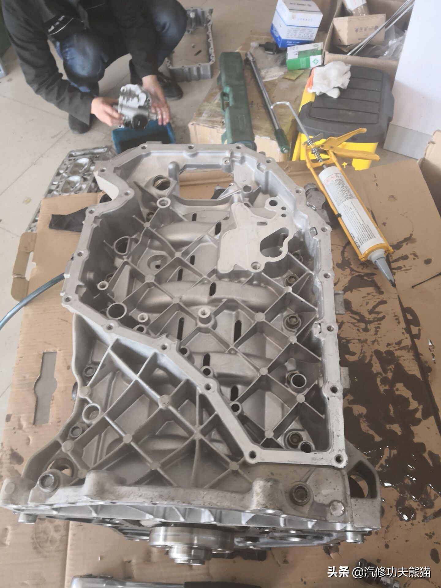 奥迪q53.2自吸发动机烧机油吗,12款奥迪q5发动机烧机油改进