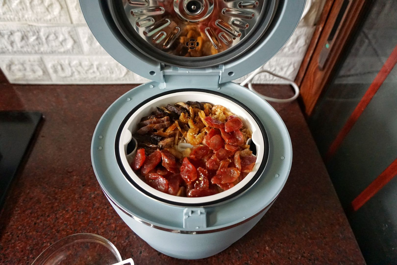 腊味煲仔饭美味飘香,腊味煲仔饭口味