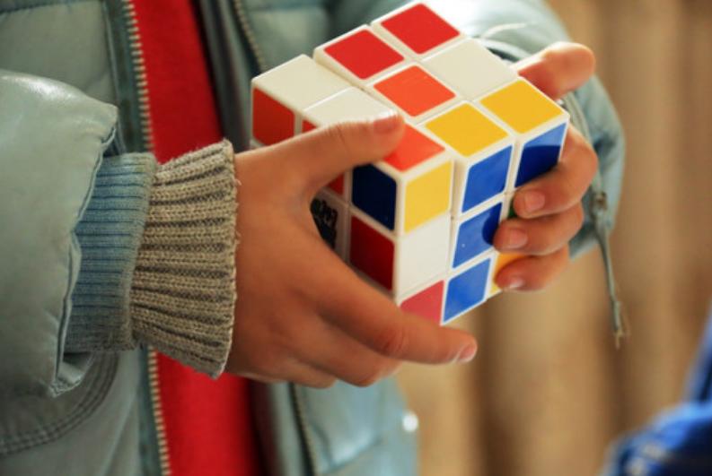 孩子玩魔方对小学生有什么帮助,小孩玩魔方好处
